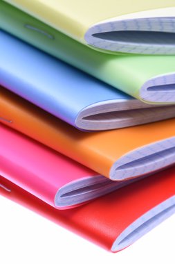Arka plan üzerinde egzersiz kitap yığını