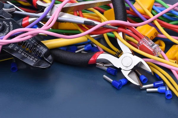 Электрические инструменты, компоненты и кабели — стоковое фото