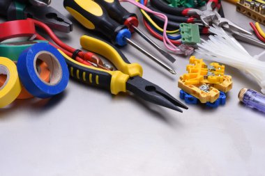 Araçlar ve elektrik yüklemelerinde kullanılan aksesuarlar