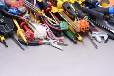 Araçlar ve elektrik yüklemelerinde kullanılan aksesuarlar