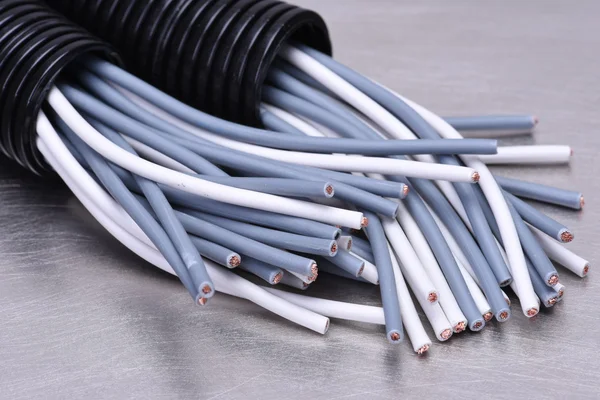 Hullámkarton cső az elektromos kábel szerelése — Stock Fotó