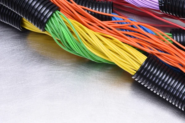 Elektrische kabels van gegolfd buizen — Stockfoto