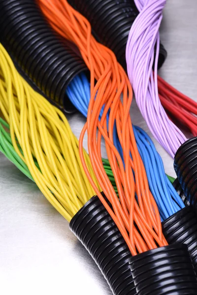 Электрические кабели в гофрированных трубах — стоковое фото