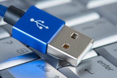 Laptop klavyesinde Usb kablosu yakın plan