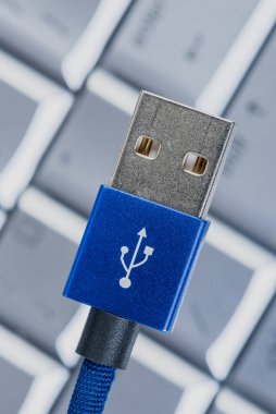 Kullanıcı kablosu bulanık dizüstü bilgisayar klavyesi üzerinde