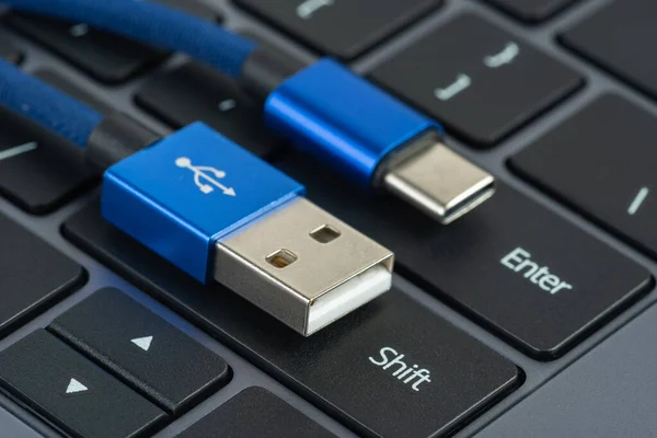 키보드의 단추에 Usb 케이블 — 스톡 사진