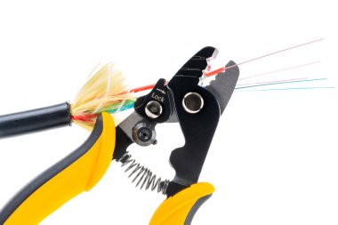 Optik fiber kablo striptizcisi izole edilmiş beyaz arkaplan