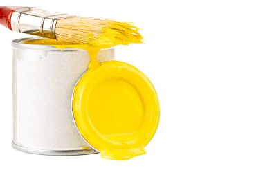 Kirli boya fırçası ve açık boya kutusu beyaz arkaplanda izole edilmiş.