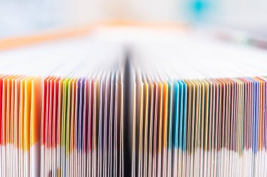 Kapalı kitabın renkli sayfası