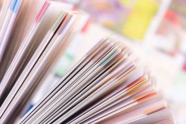 Bulanık arkaplanı olan renkli kitap sayfasının makro görünümü