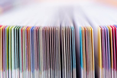 Kapalı kitabın renkli sayfası