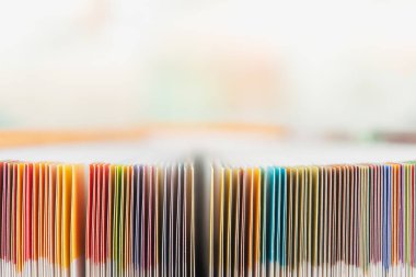 Kapalı kitabın renkli sayfası