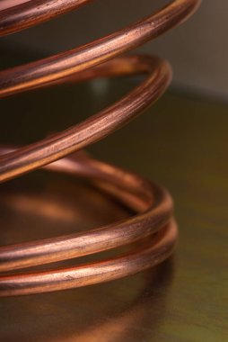 Yakın çekim spiral bakır tel hammadde metalleri endüstrisi 