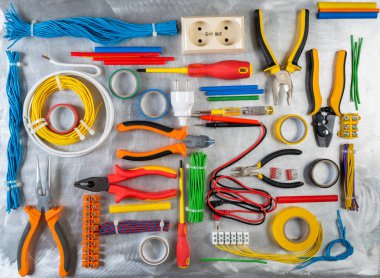 Metal Atölyesi Tablosunun Üzerindeki Farklı Elektriksel Araçlar Kiti