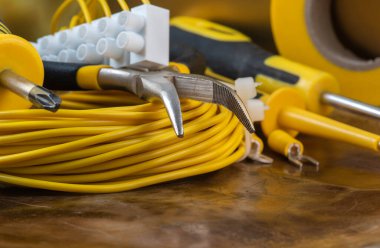 Elektrik kurulumu için kullanılan elektrikli araç ve aksesuarlar