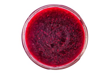 Ahududu reçeli kavanozu beyaz arkaplan görünümünde izole edildi