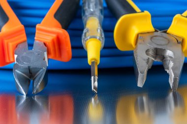 Elektrik kurulum aracı ve kablo kablosu yakın plan parlak çalışmalar