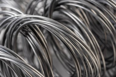 Metal atölye masasında elektrik tamirhanesi, alet ve ekipman