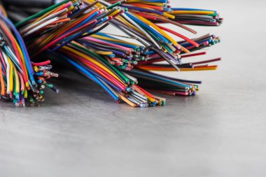 Metal atölye masasında elektrik tamirhanesi, alet ve ekipman