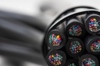 Telekomünikasyon elektrik kablosuna yakın çekim