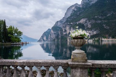 Riva del Garda 'da göl ve dağ manzaralı bir gezinti.