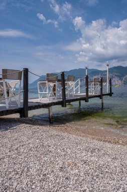 Garda Gölü manzaralı Cafe Rıhtımı