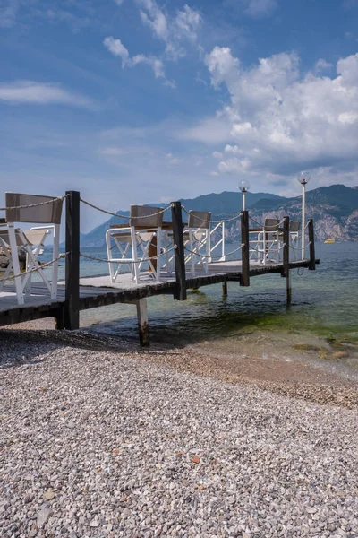 Dermaga Kafe Dengan Pemandangan Danau Garda — Stok Foto