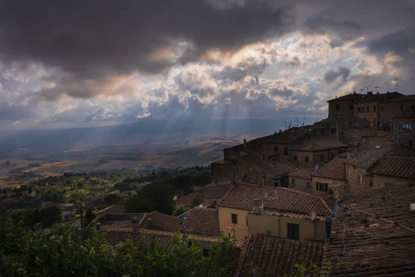 Volterra Nın Toskana Tepesi Kasabası Fırtınadan Önce Akşam Manzarası — Stok fotoğraf