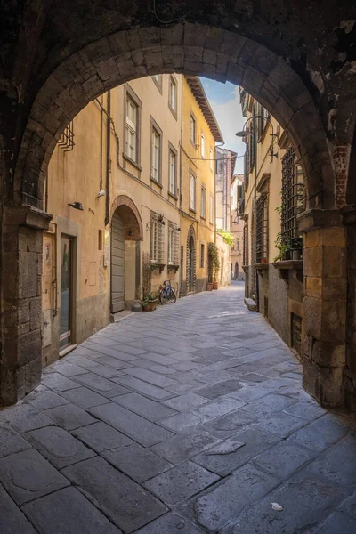 Старая Пустая Узкая Улочка Лукки Тоскане Италия — стоковое фото