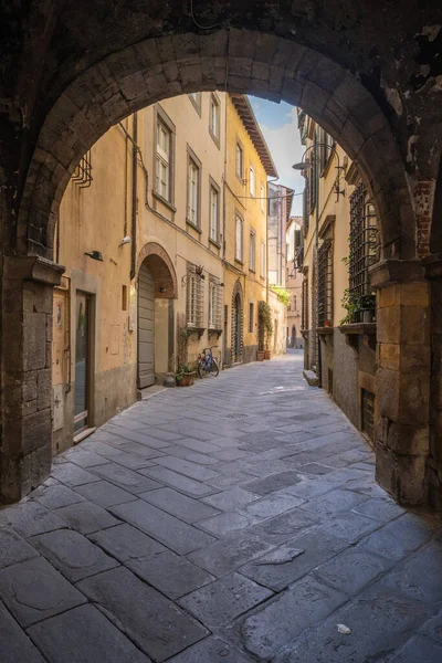 Antigua Calle Estrecha Vacía Lucca Toscana Italia —  Fotos de Stock