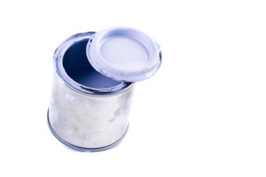 Beyaz arkaplanda izole edilmiş boya kutusunu aç