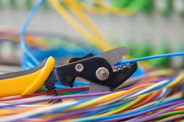 Optik fiber kablolar için striptizci kesici aracı 