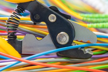 Kablo kesici aracı ve renkli kablo, servis ve onarım ağı