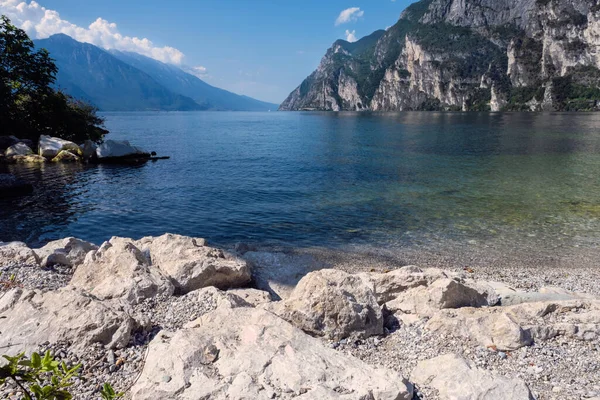 Jezero Garda Itálii Kamenným Břehem Výhledem Vodní Hladinu Hory — Stock fotografie