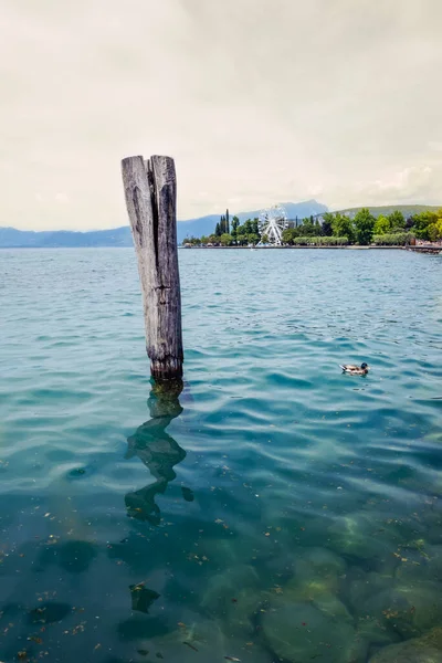 Dřevěný Pól Jezeře Garda Horami Pozadí — Stock fotografie