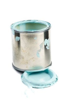 Beyaz arkaplanda izole edilmiş boya kutusu