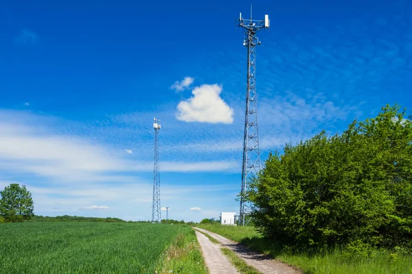 Estrada Sobre Colina Com Torre Telecomunicações — Fotografia de Stock
