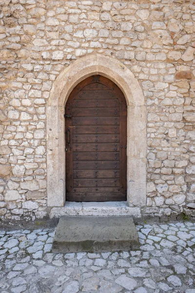 Arched Wooden Door Old Stone Castle Wall — Stock Photo, Image