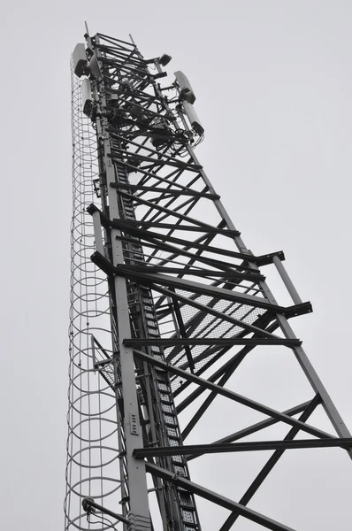 Torre de telecomunicações com antenas na névoa — Fotografia de Stock