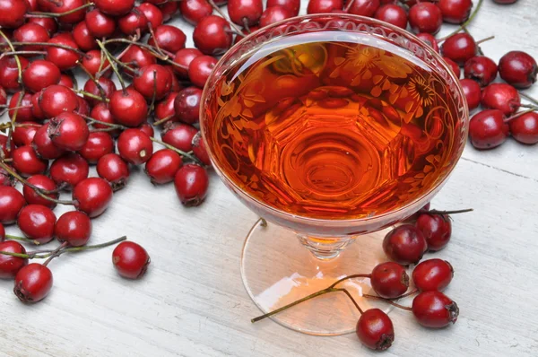 Bicchiere di liquore di biancospino e frutto di biancospino — Foto Stock