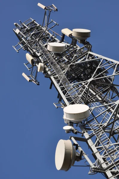 Torre de telecomunicaciones con antenas —  Fotos de Stock