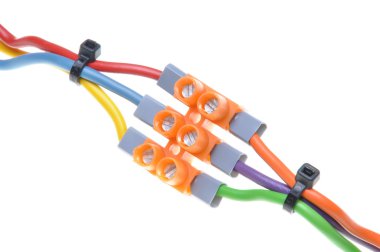 terminal bloğu ile tesisat elektrik kabloları