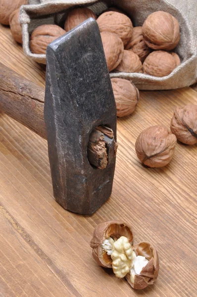 Walnuts and hammer — Stock Photo, Image
