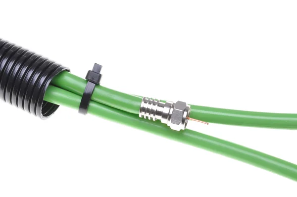 Câble coaxial vert avec connecteur F dans un tuyau ondulé — Photo