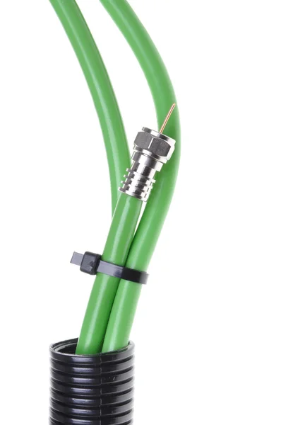绿色同轴电缆与波纹管的 f 连接器 — 图库照片
