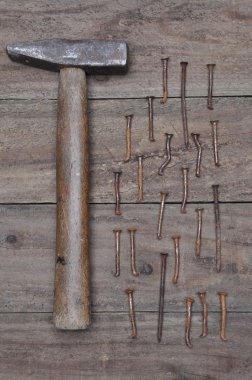 Paslı çivi ve çekiç