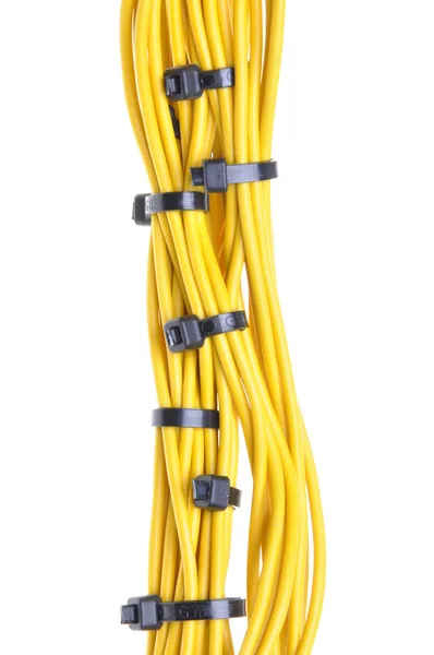 Набор желтых кабелей с черными кабельными стяжками — стоковое фото