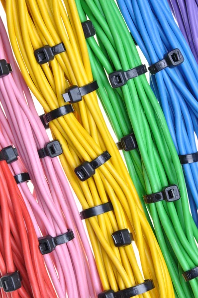 Электрические цветные кабели — стоковое фото