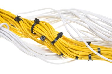 Sarı ve beyaz elektrik kabloları