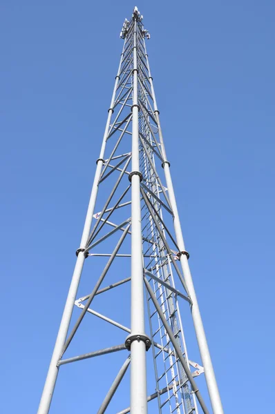 Torre de telecomunicações com antenas — Fotografia de Stock